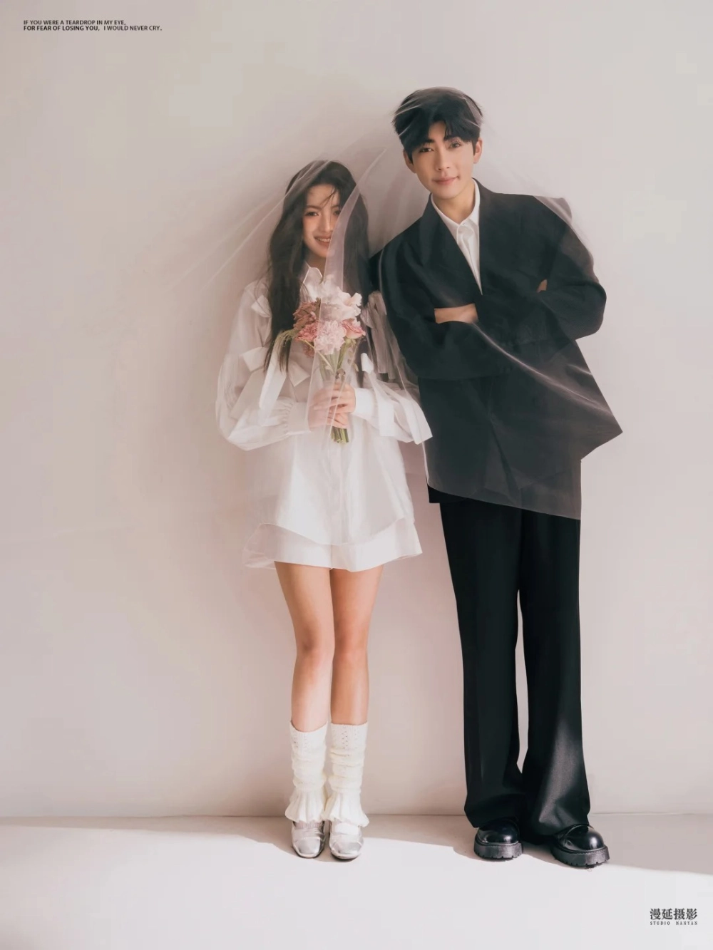 Cách tạo dáng chụp ảnh cưới với đồ đôi cực tình tứ