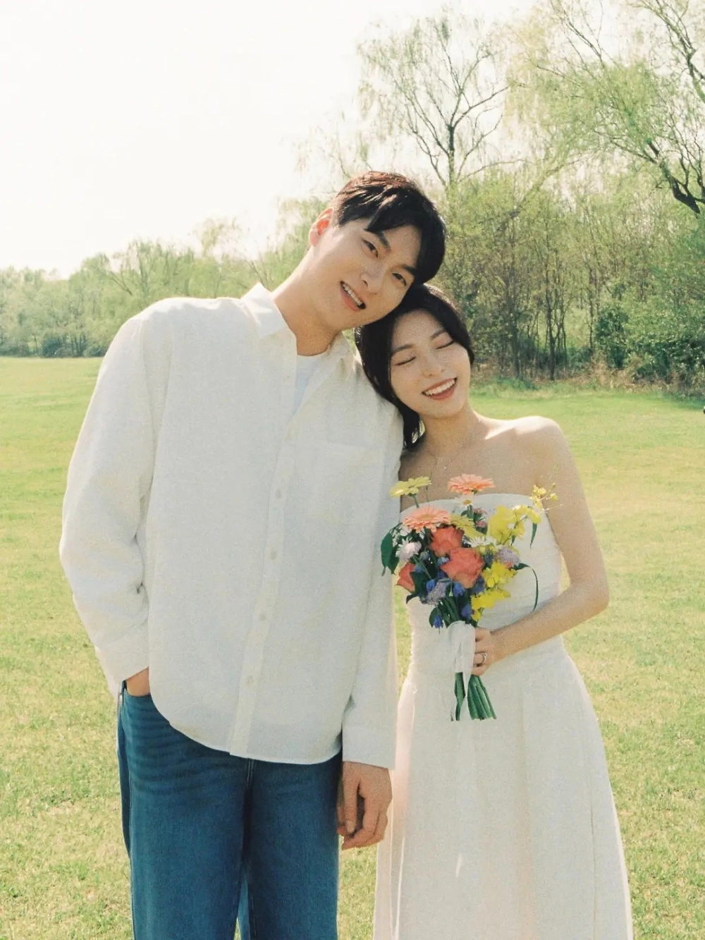 Áo sơ mi cặp chụp ảnh cưới đơn giản nhưng sang trọng