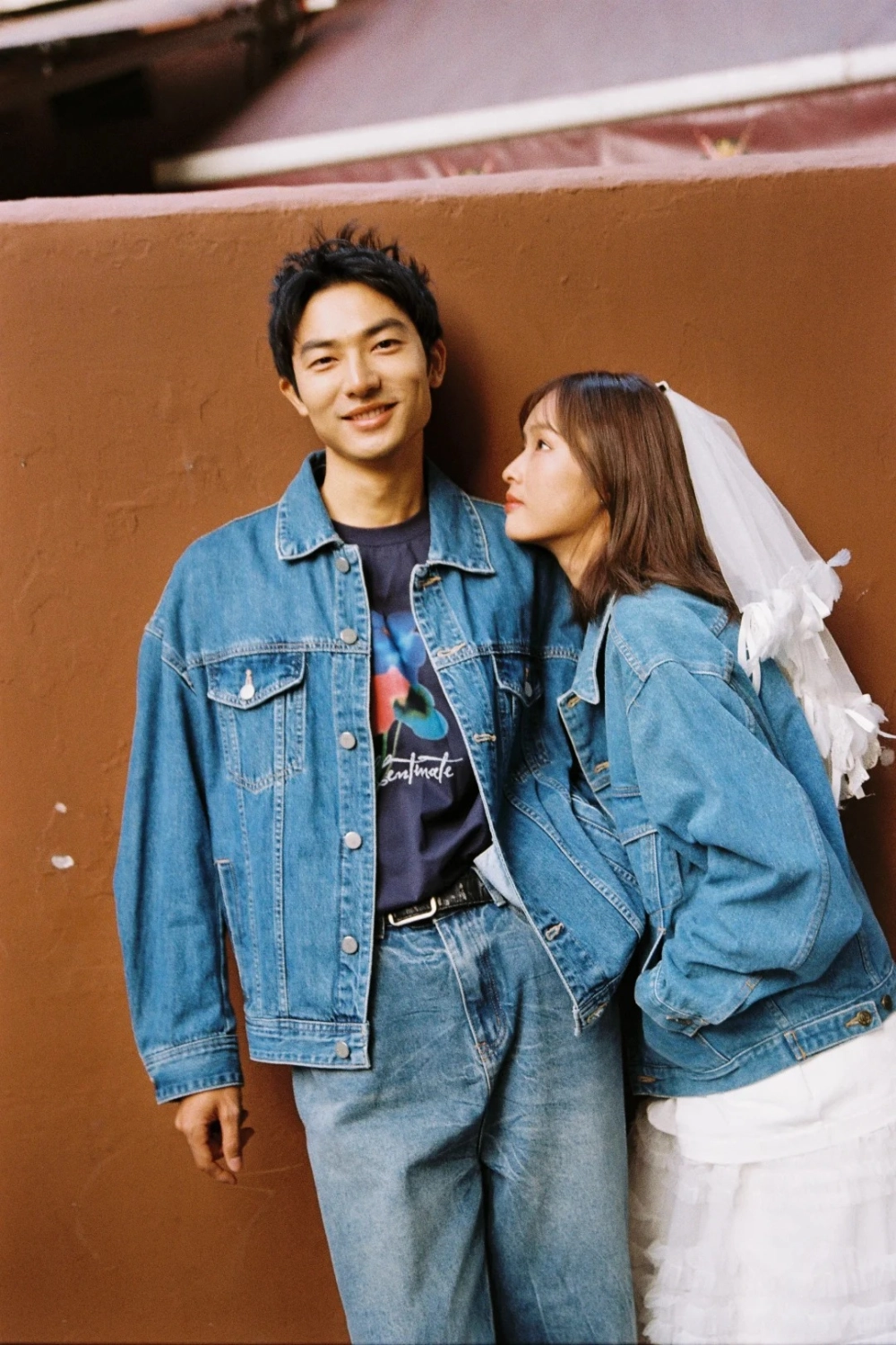 Phụ kiện chụp ảnh cưới cặp đi kèm với đồ đôi thời thượng