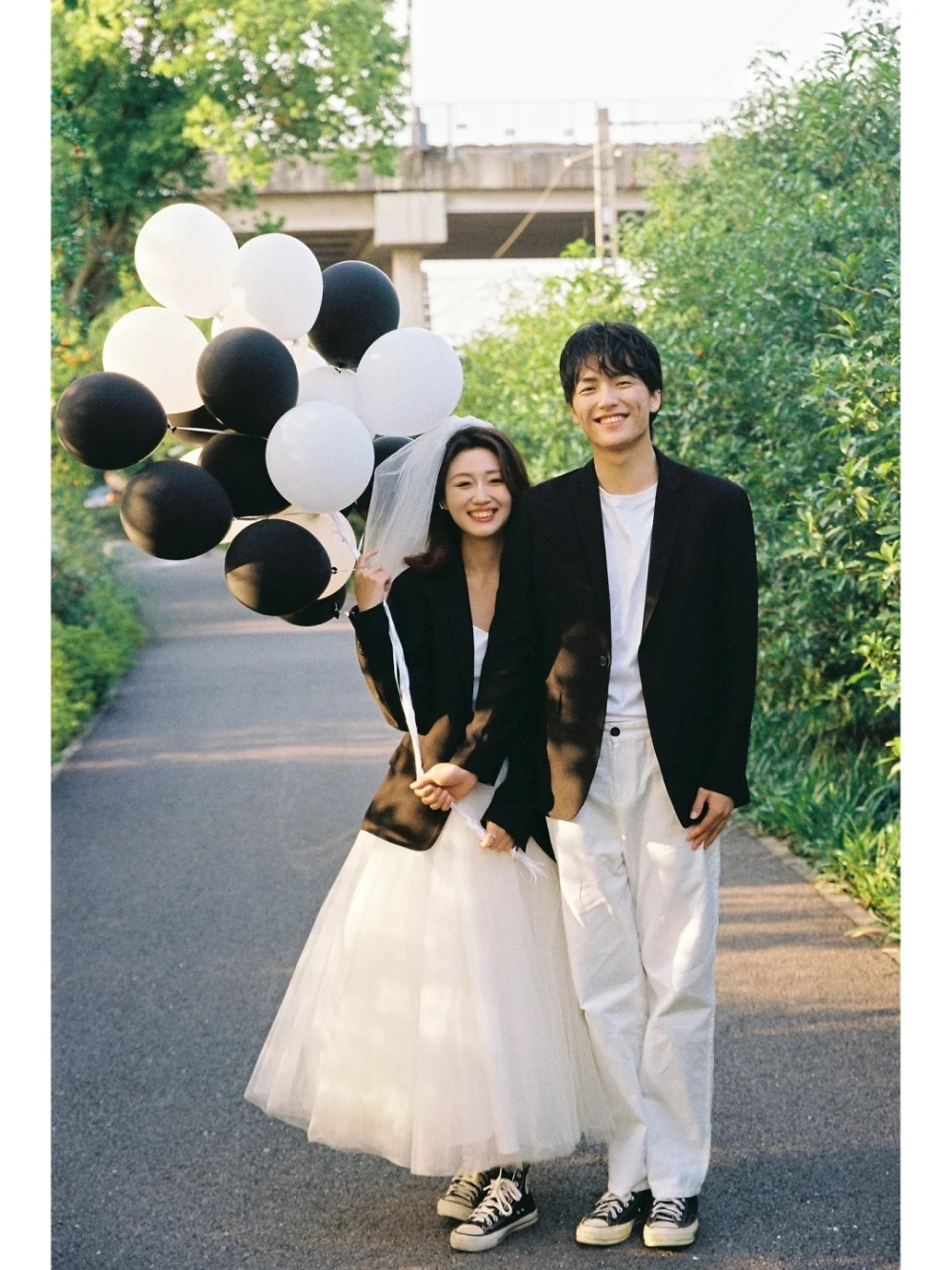 Phong cách chụp ảnh cưới tối giản với áo thun cặp màu trắng