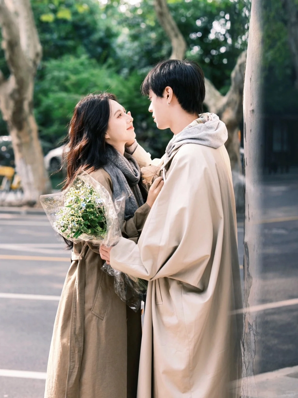 Váy trắng nhẹ nhàng trong bộ đồ đôi chụp ảnh cưới sân vườn