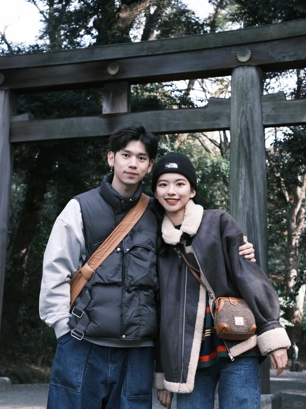 Phụ kiện chụp ảnh đôi gồm bao lì xì và cành hoa đào tươi thắm