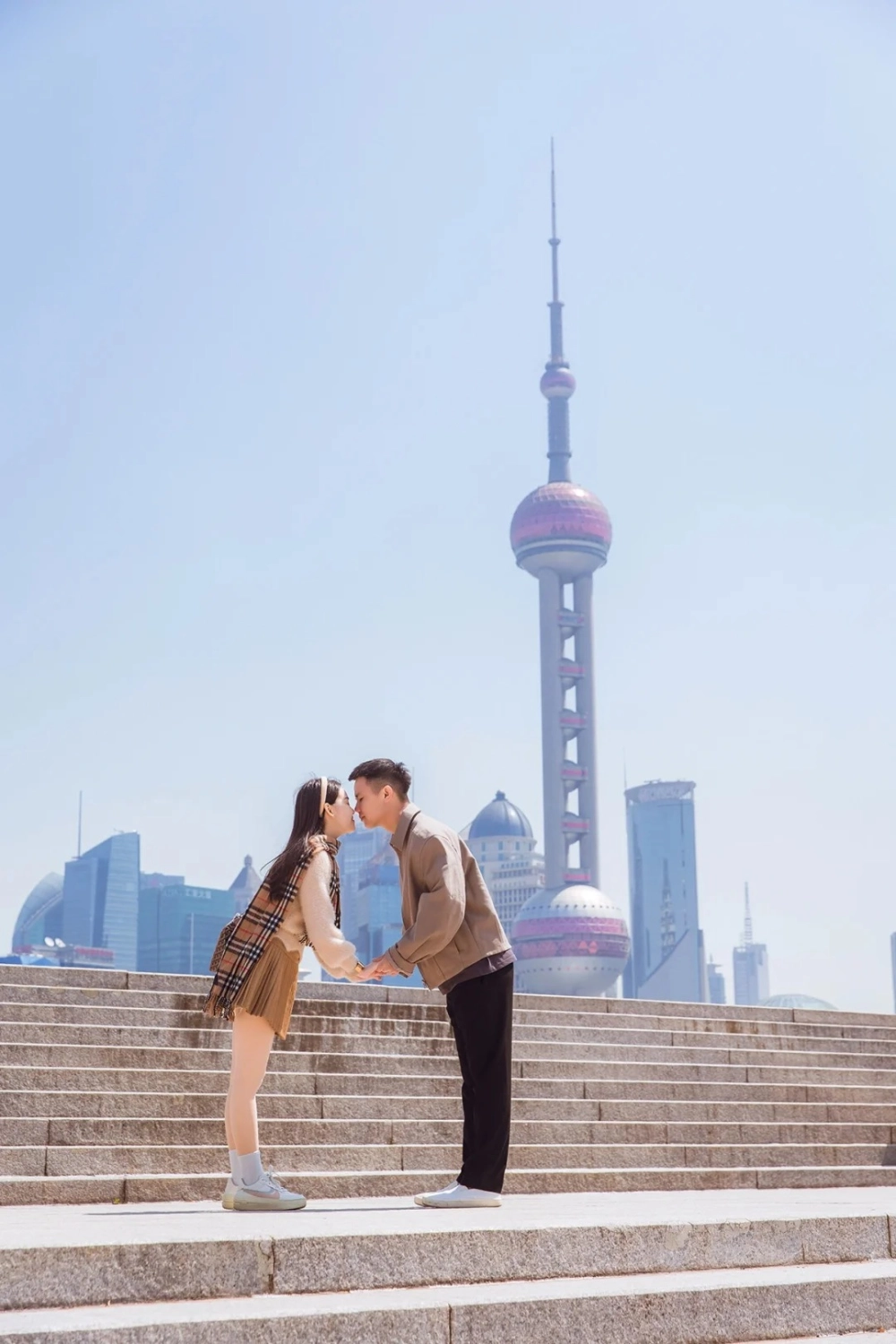 Đồ đôi chụp ảnh ngoại cảnh mùa xuân với họa tiết hoa mai vàng