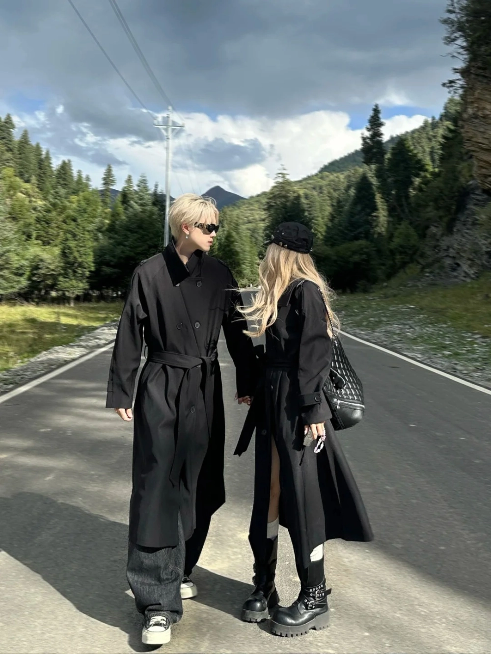 Màu sắc đồ đôi chụp ngoại cảnh bắt mắt với tông đỏ và vàng rực rỡ