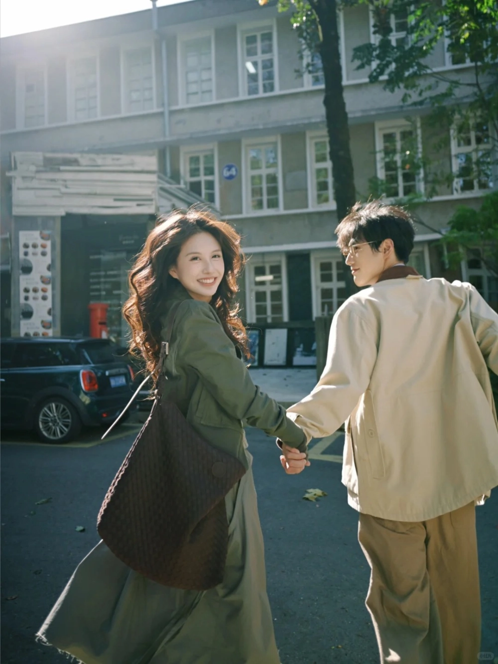 Đồ đôi chụp ảnh tết ở chùa với tà áo dài thanh lịch và kín đáo