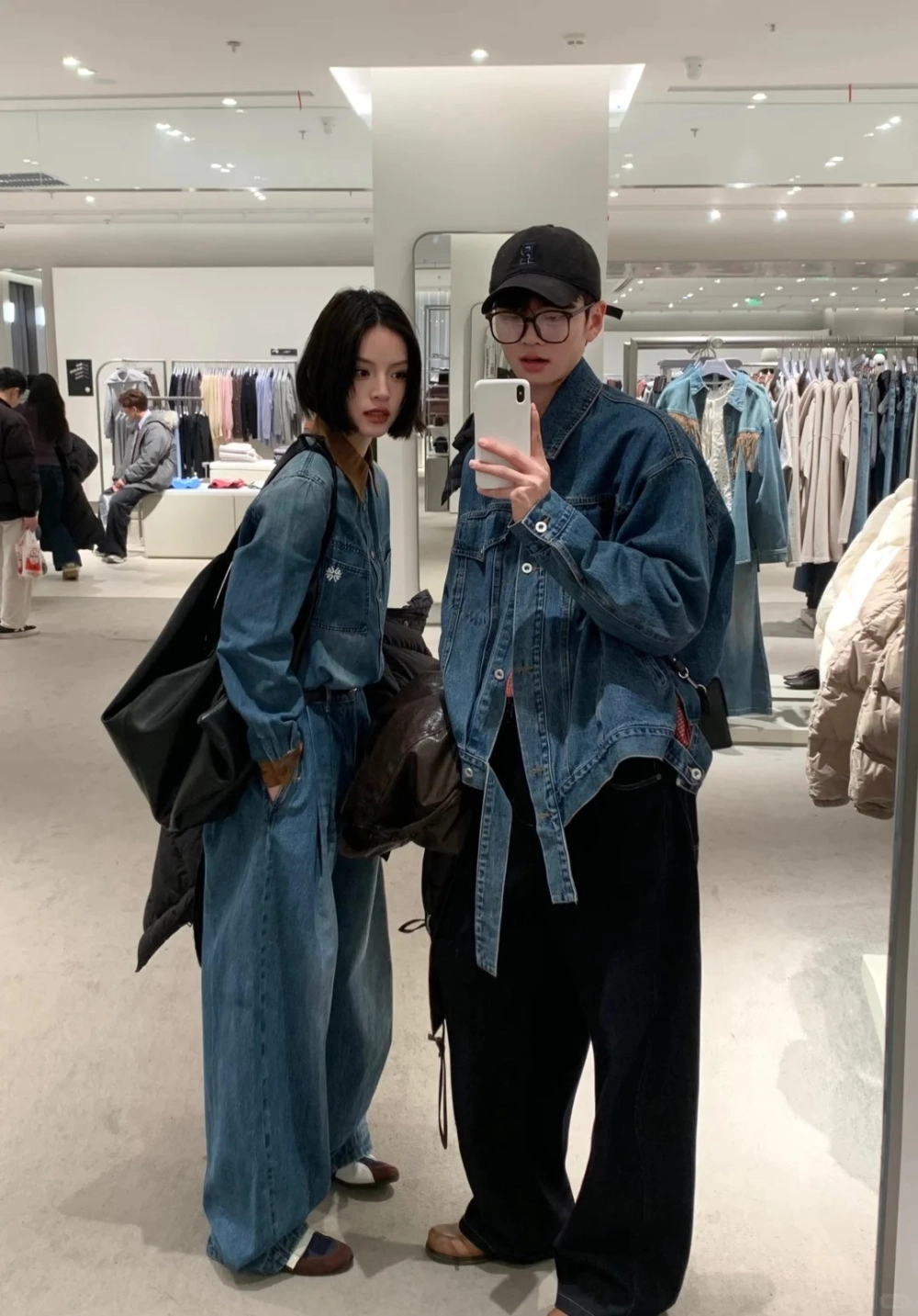 Sự kết hợp giữa chân váy bò và áo khoác jean nam