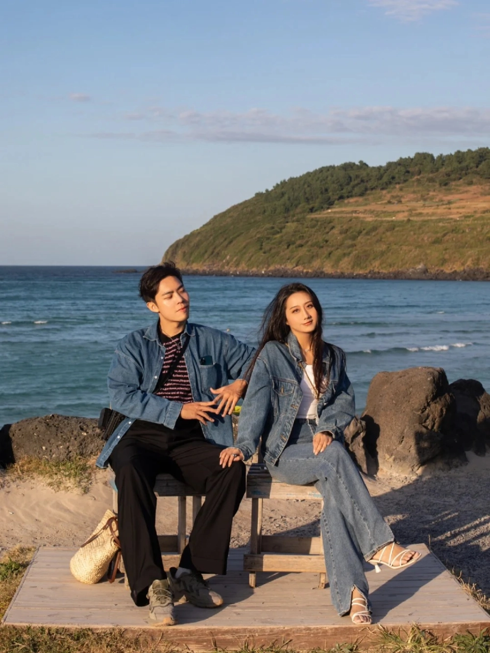 Cặp đôi nhẹ nhàng với áo sơ mi bò cặp tông màu nhạt