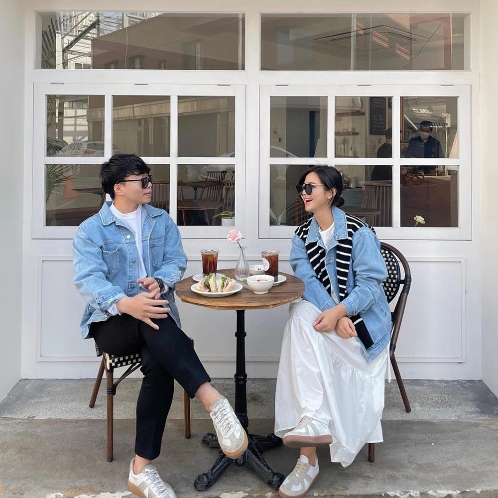 Mẫu đồ đôi denim phối vải thun thoải mái vận động