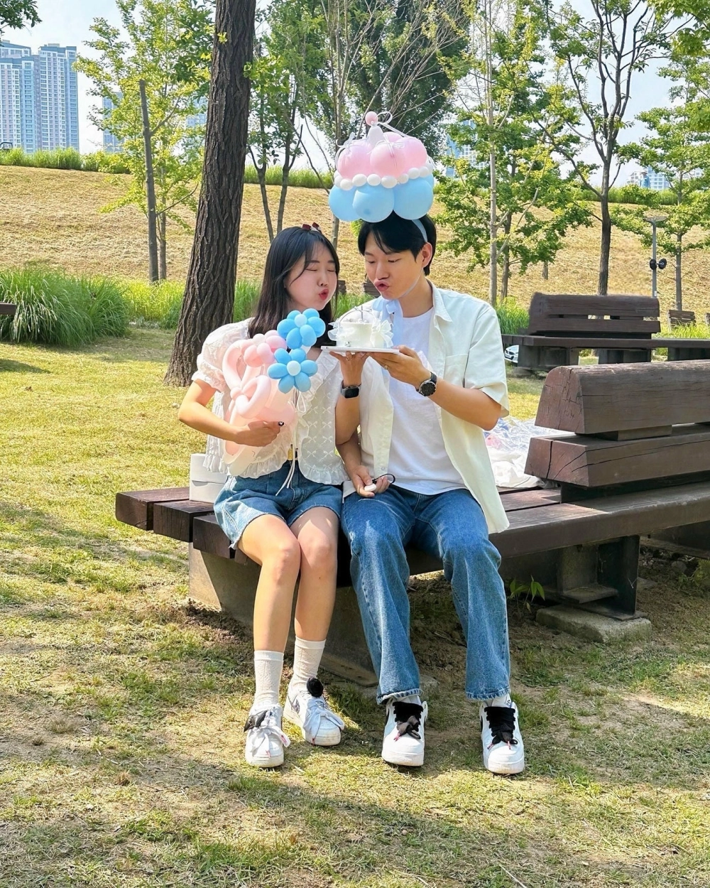 Xu hướng denim couple look cho những buổi hẹn hò