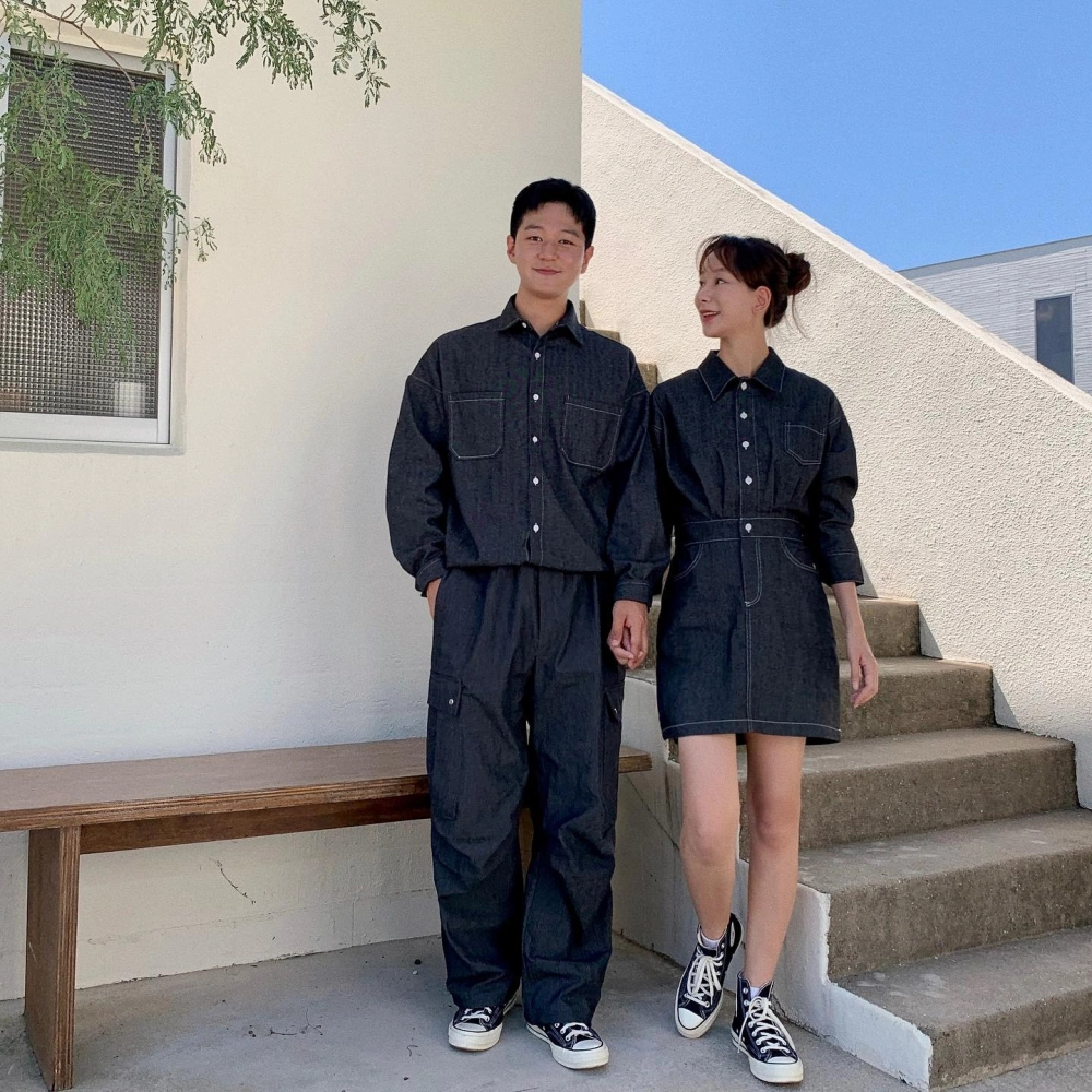 Bạn gái diện yếm bò đôi dễ thương bên bạn trai