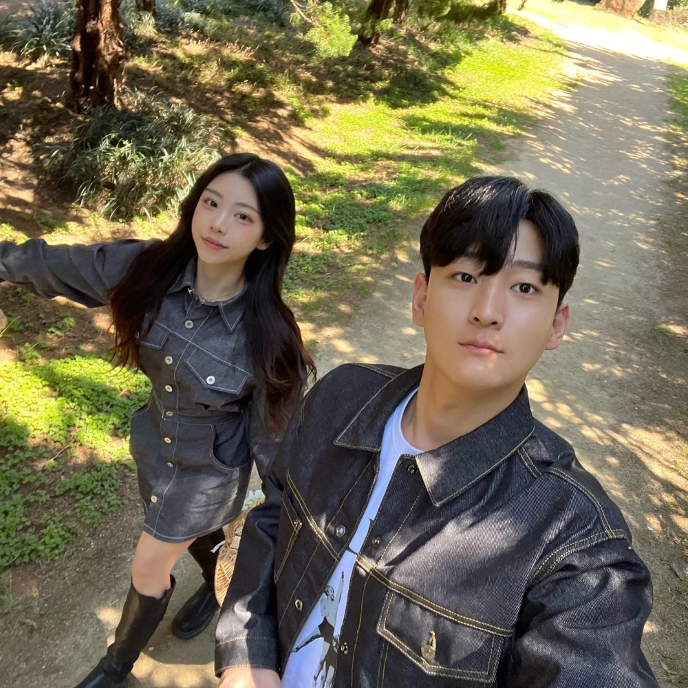 Phong cách denim on denim couple outfits trẻ trung