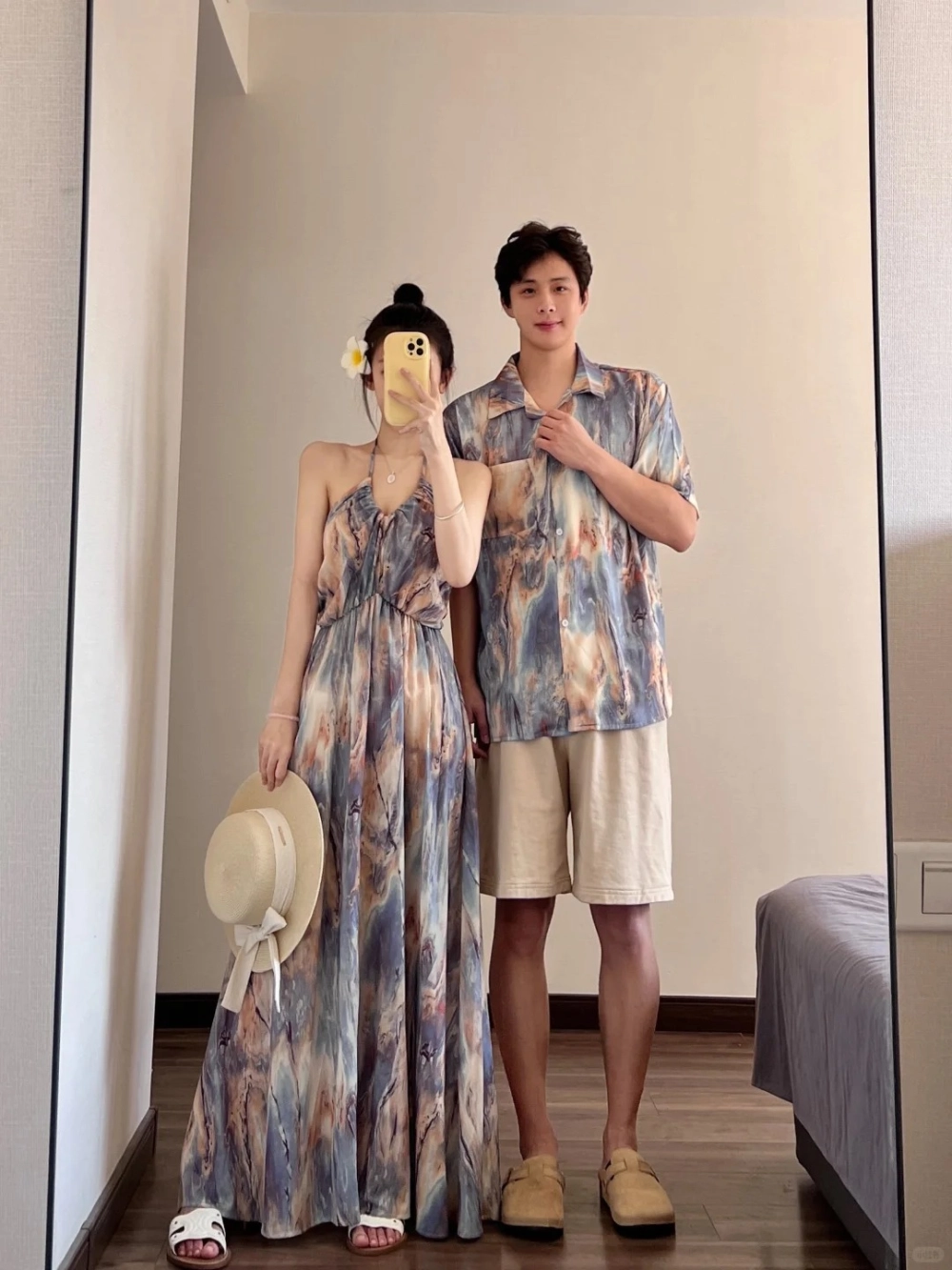 Phối đồ đi biển cặp đôi chụp ảnh nghệ thuật bên bờ sóng