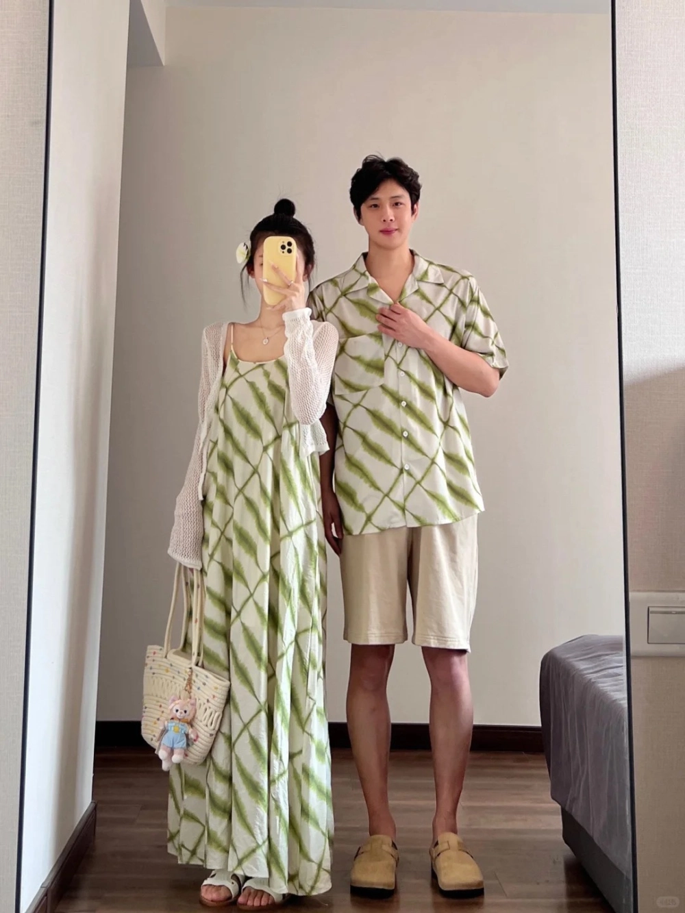 Xu hướng đồ đôi đi biển 2026 với tông màu trung tính