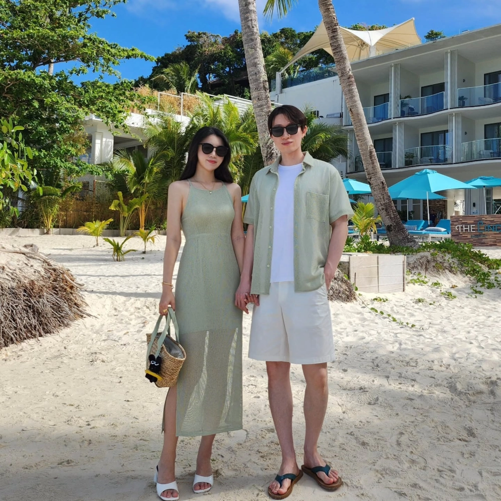 Váy đi biển cho nữ và áo sơ mi cho nam họa tiết nhiệt đới