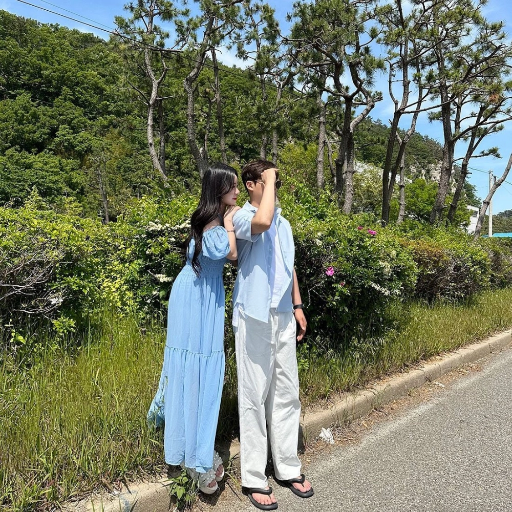 Cặp đôi mặc đồ đôi đi biển màu xanh pastel thanh lịch dưới nắng