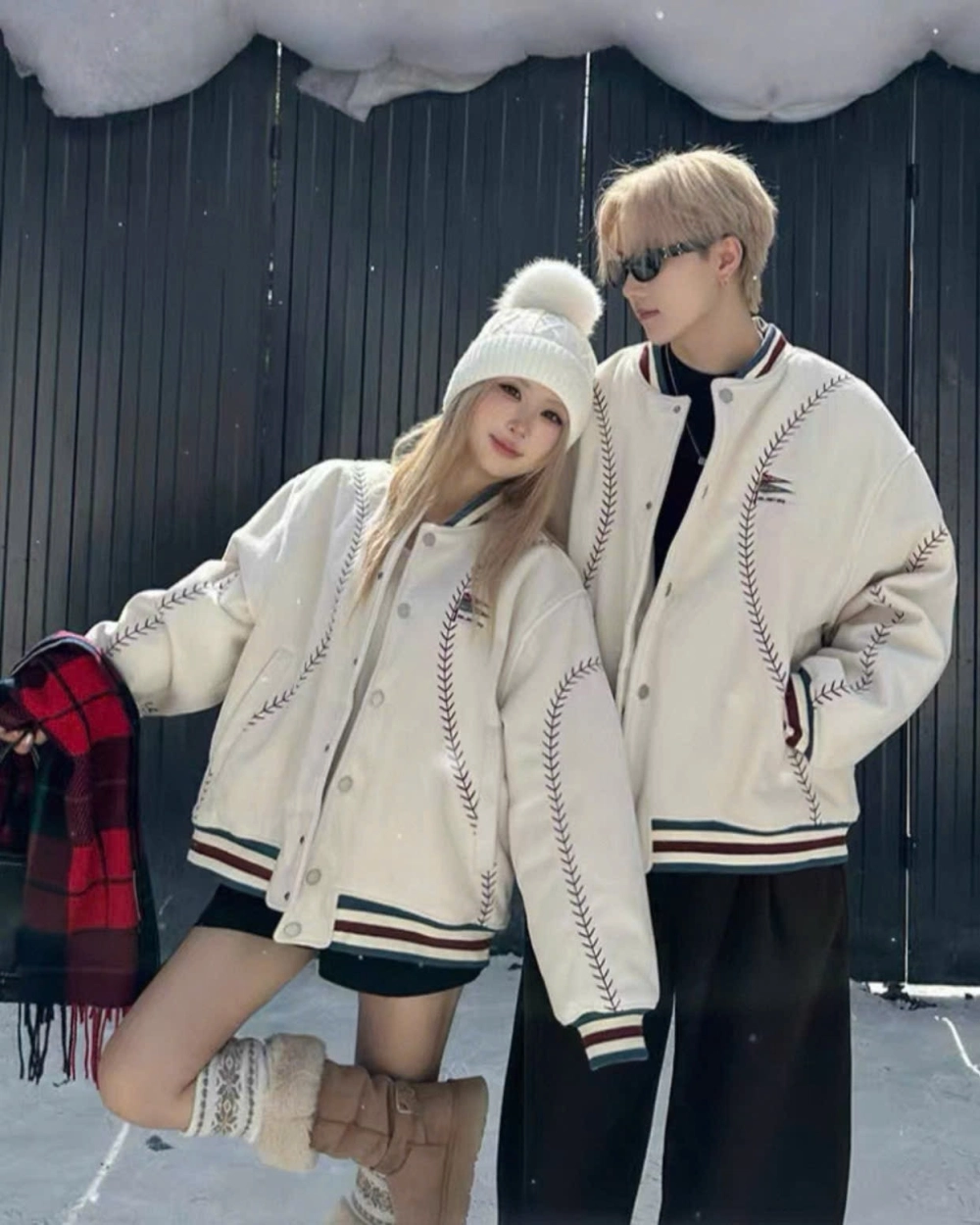 Đồ đôi đi hội hoa xuân rạng rỡ trong nắng mai