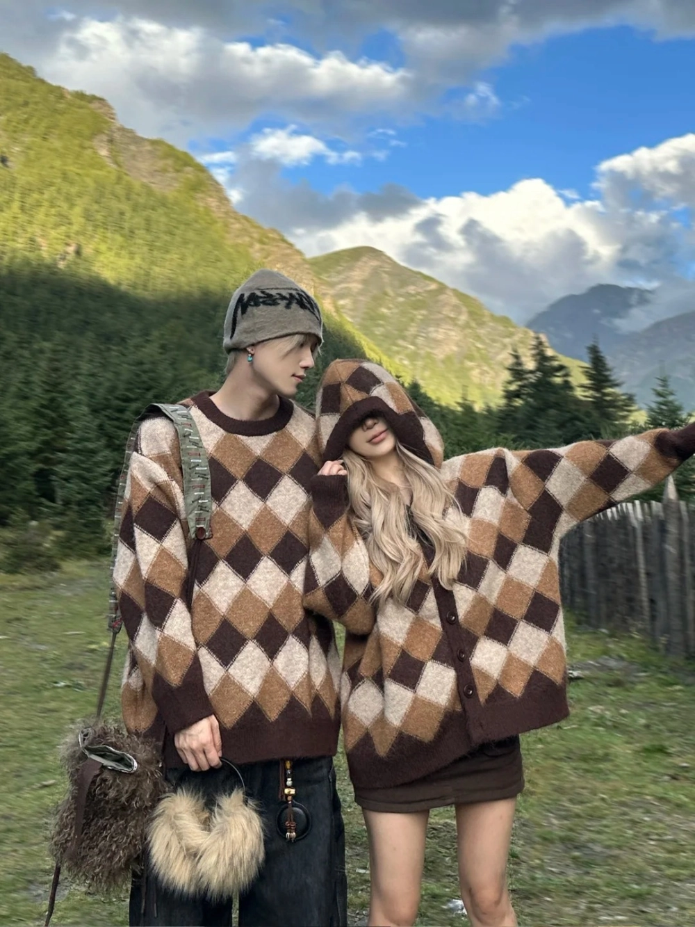 Phối đồ đôi đi đà lạt phong cách vintage tại ga xe lửa