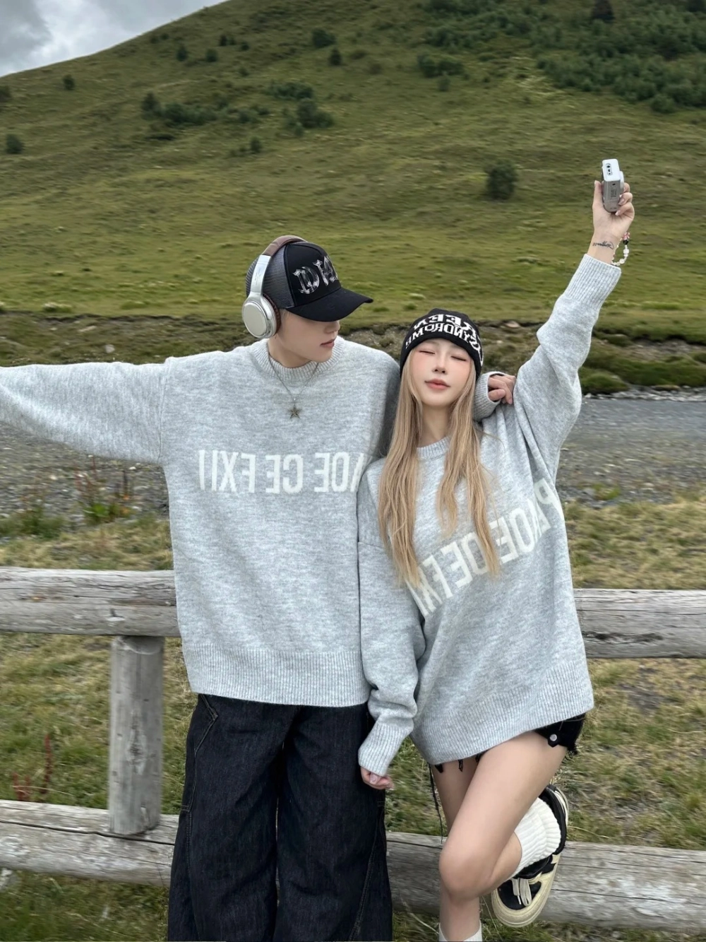 Cặp đôi mặc đồ đôi đi Đà Lạt tết mùa đông ấm áp bên hồ