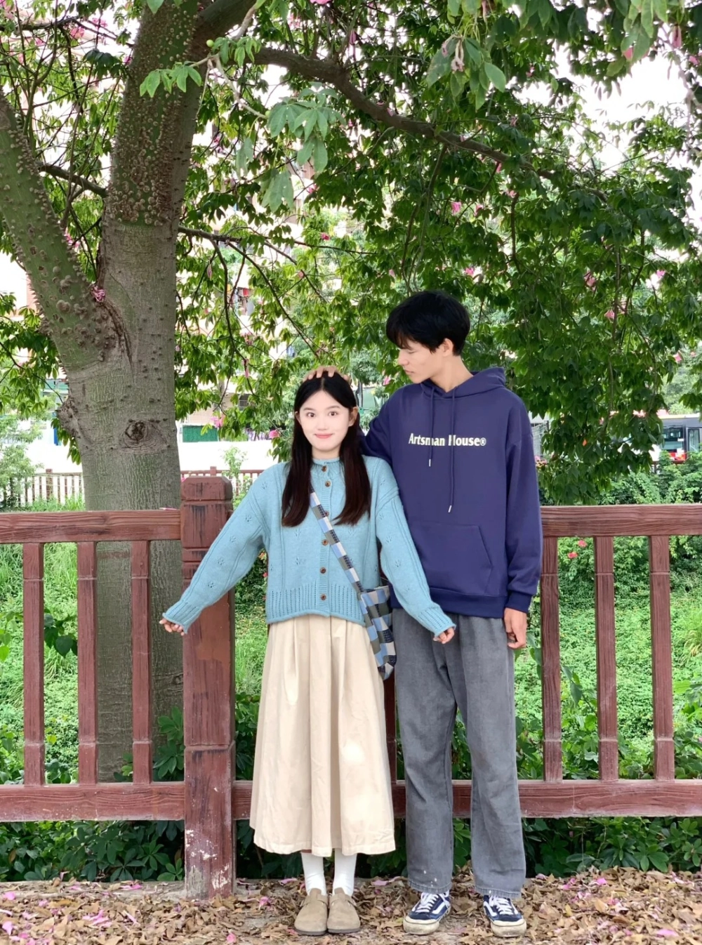 Đồ đôi đà lạt màu nâu đất hòa quyện cùng thiên nhiên rừng thông