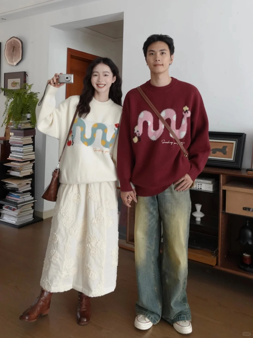 Trang phục đồ đôi du xuân miền bắc với áo khoác len