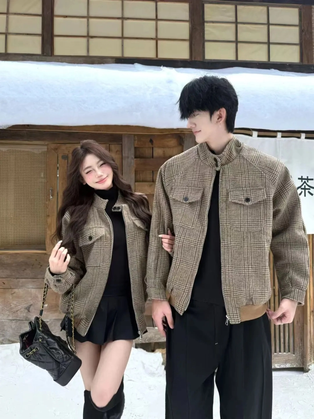 Áo dài đôi du xuân phố cổ màu đỏ may mắn