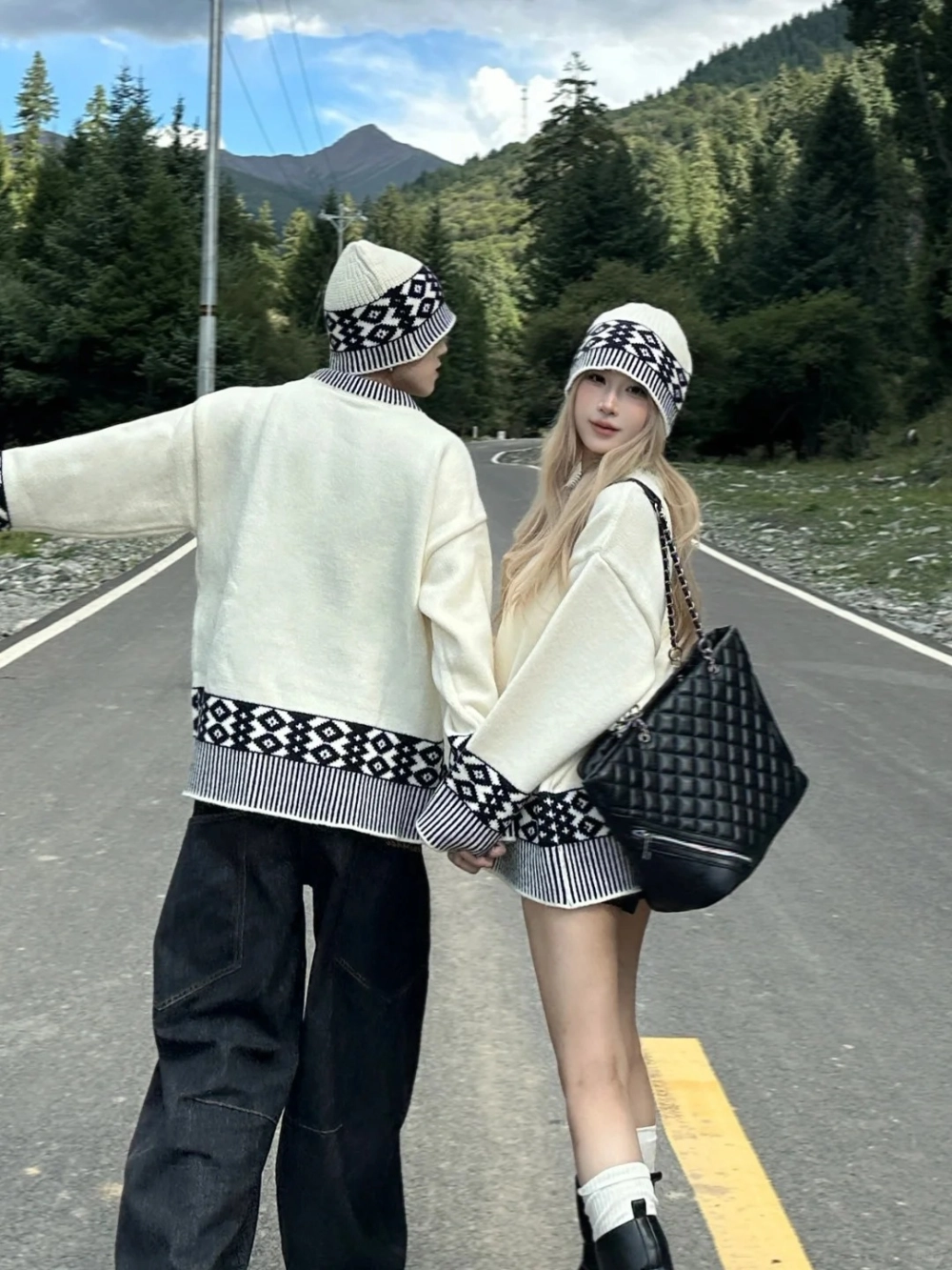 Đồ đôi du xuân màu trắng tinh khôi phối cùng giày búp bê