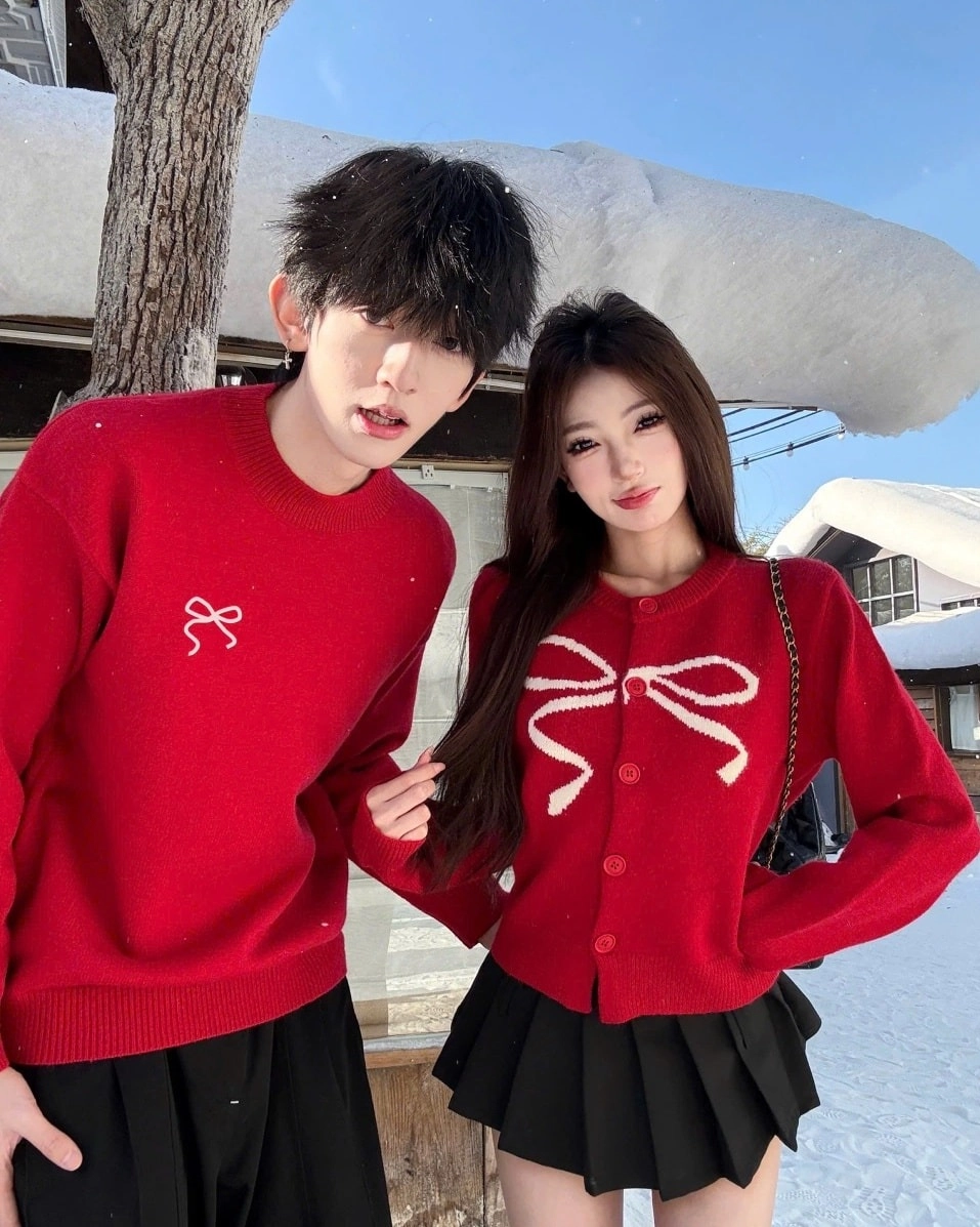 Set đồ đôi màu đỏ may mắn phong cách trẻ trung dạo phố