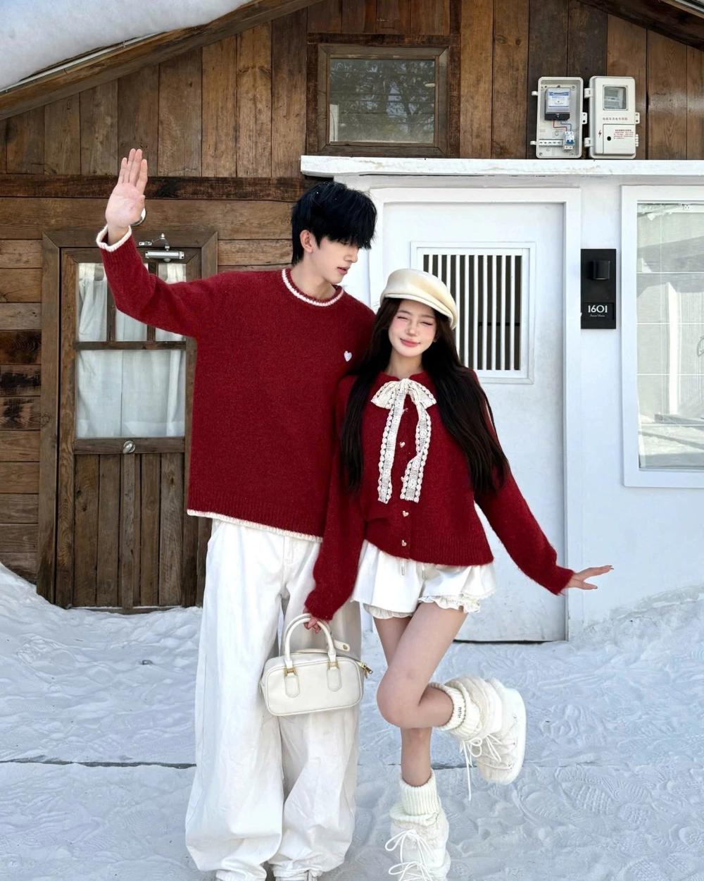 Áo thun đồ đôi màu đỏ may mắn cho ngày xuân dạo phố