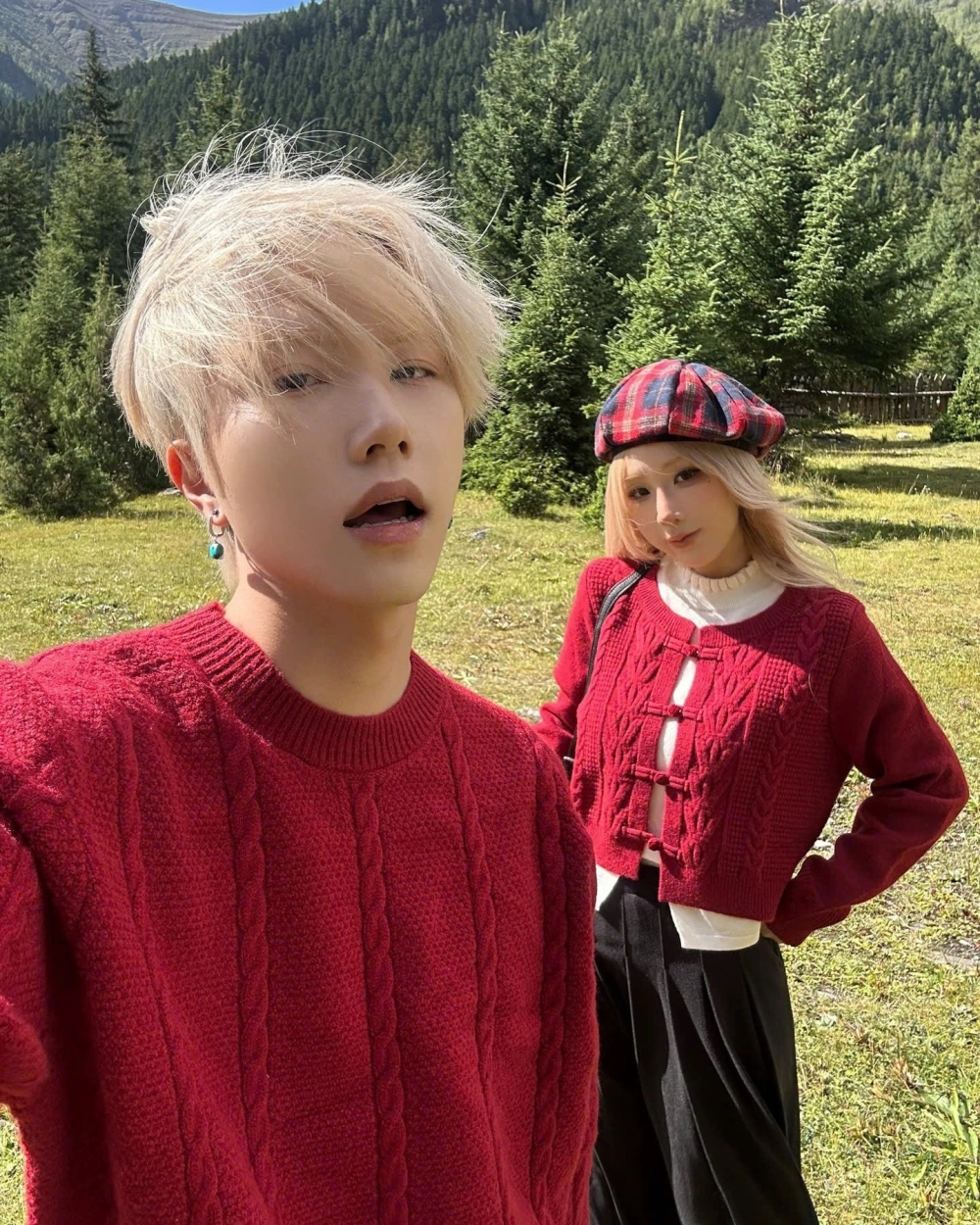 Đồ đôi màu đỏ nhung quý phái cho những sự kiện quan trọng