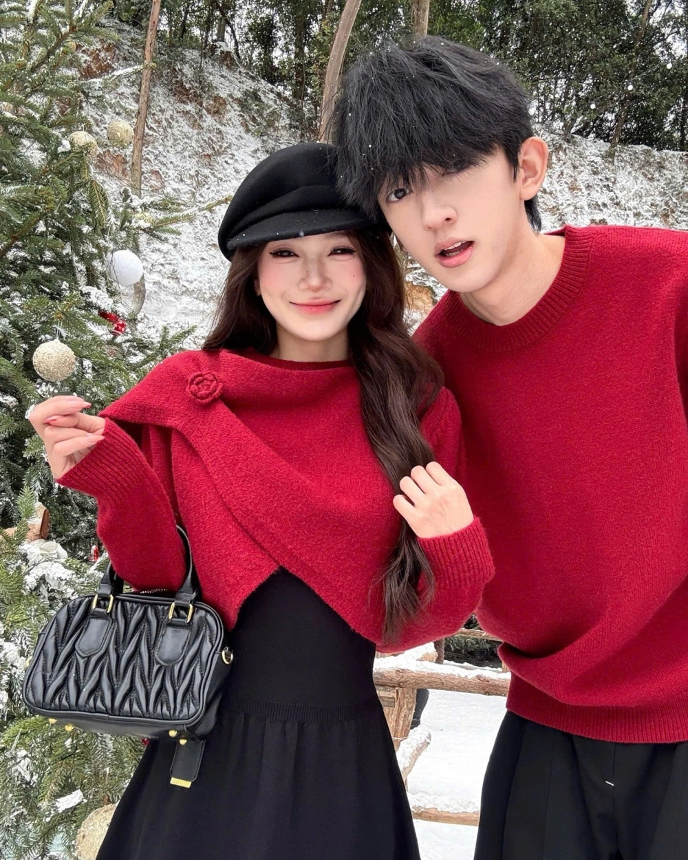 Trang phục đôi màu đỏ đón giao thừa đầy ý nghĩa và may mắn