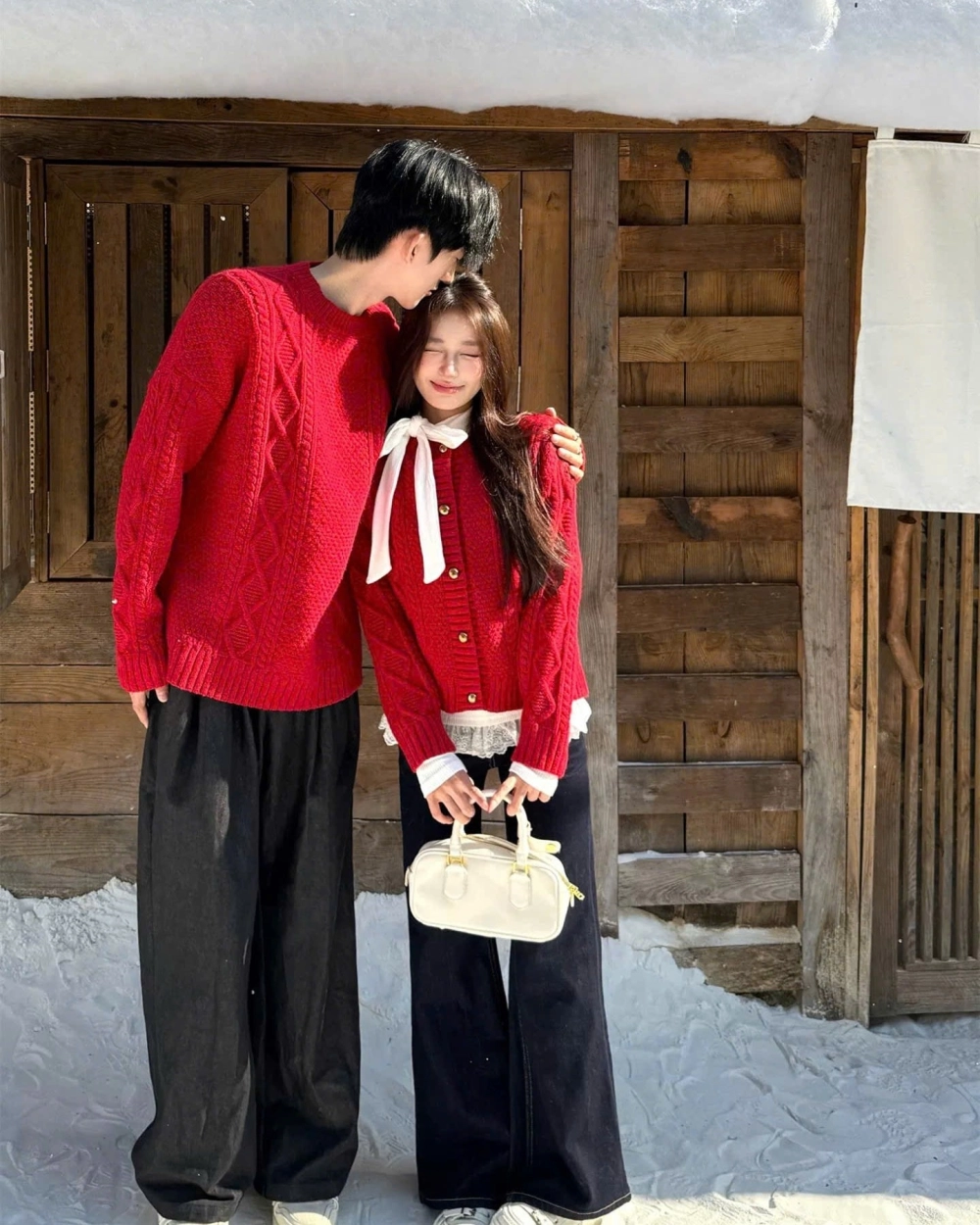 Đồ đôi màu đỏ thêu rồng phượng mang đậm dấu ấn truyền thống