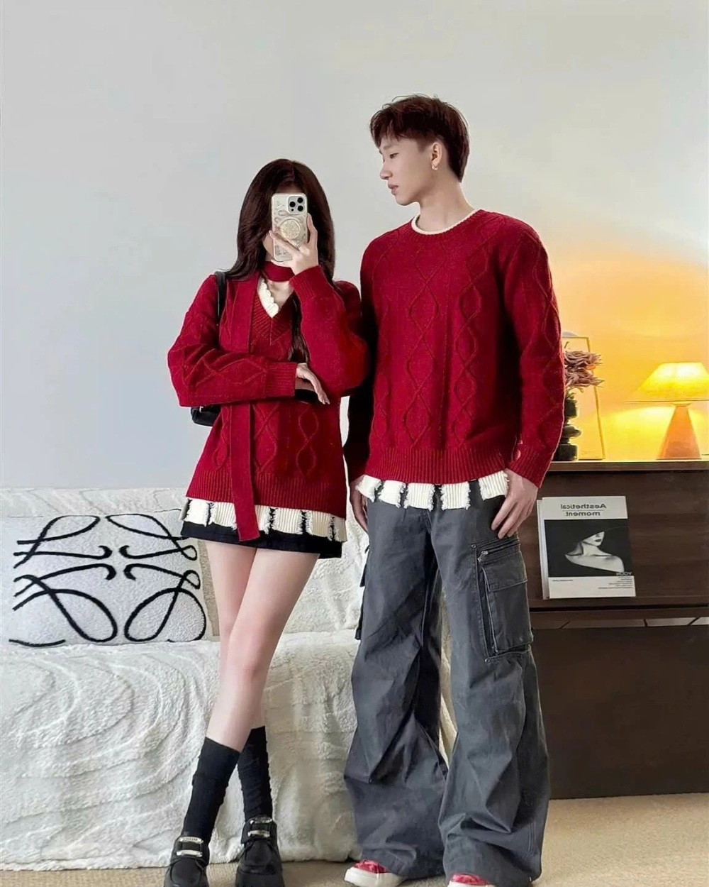 Đồ đôi đỏ phong cách trẻ trung với set váy yếm và áo thun