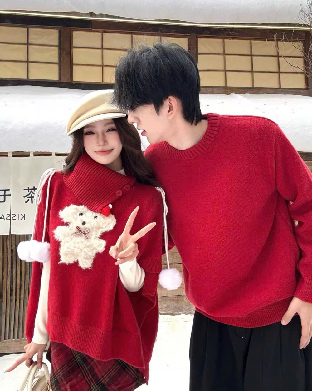 Đồ đôi màu đỏ phối trắng tạo vẻ ngoài thanh lịch và tinh tế