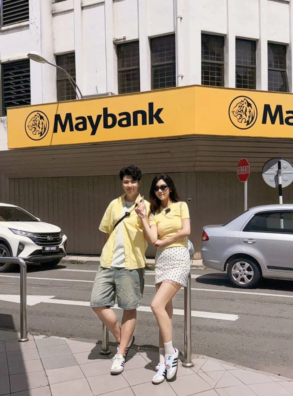 Mẫu đồ đôi màu vàng rực rỡ phối cùng phụ kiện đen cá tính