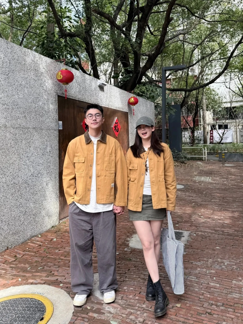 Phối đồ đôi vàng đen cực chất cho cặp đôi cá tính