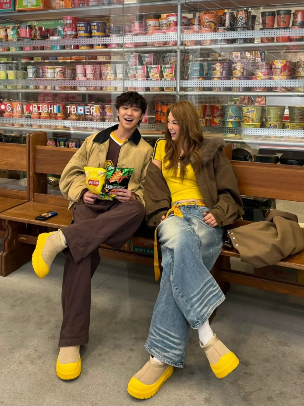 Áo sơ mi đôi màu vàng dạo phố sành điệu