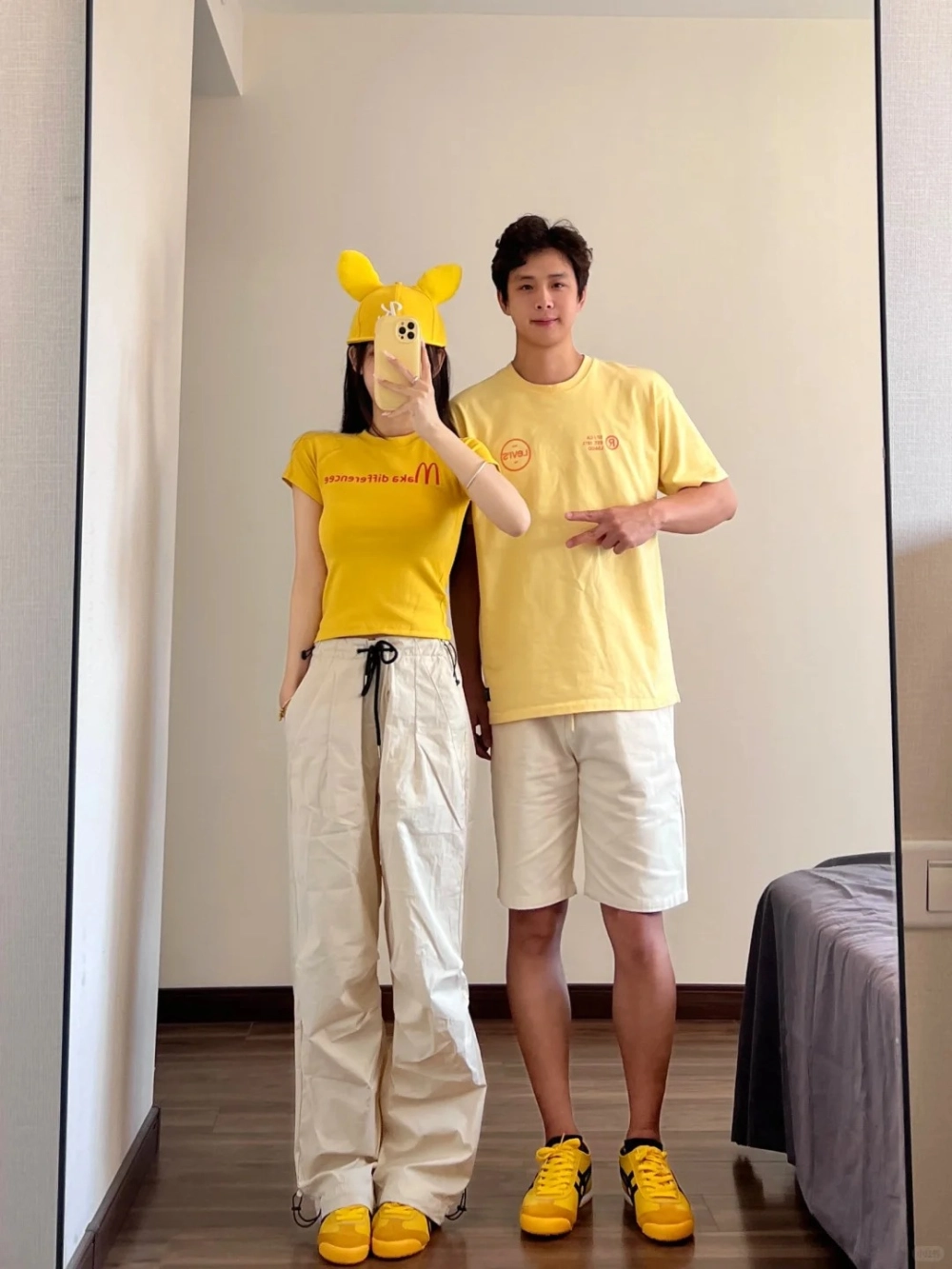 Mẫu áo len đôi màu vàng ấm áp cho ngày lạnh