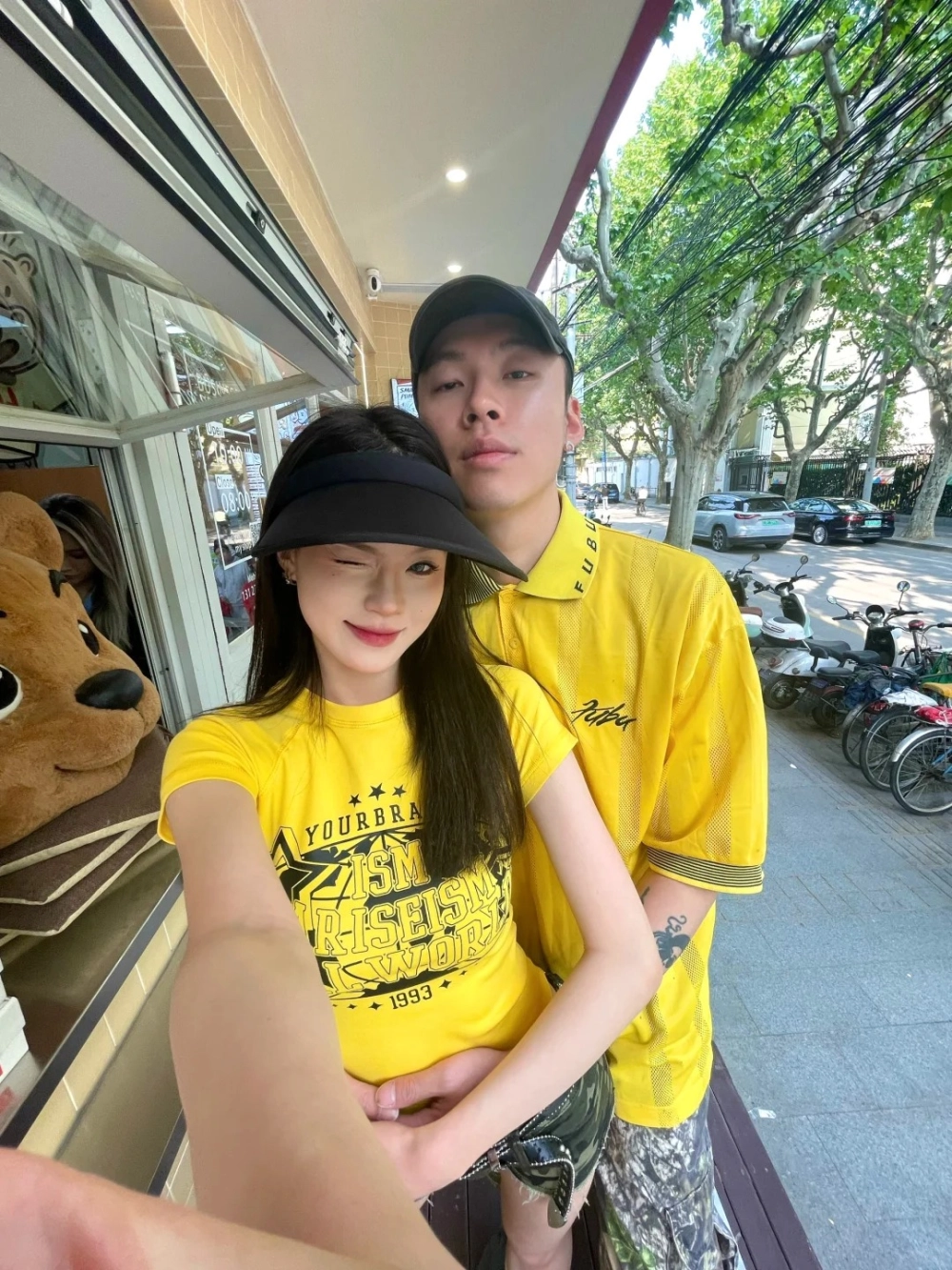 Ảnh đồ đôi màu vàng rực rỡ nắng xuân tại vườn hoa