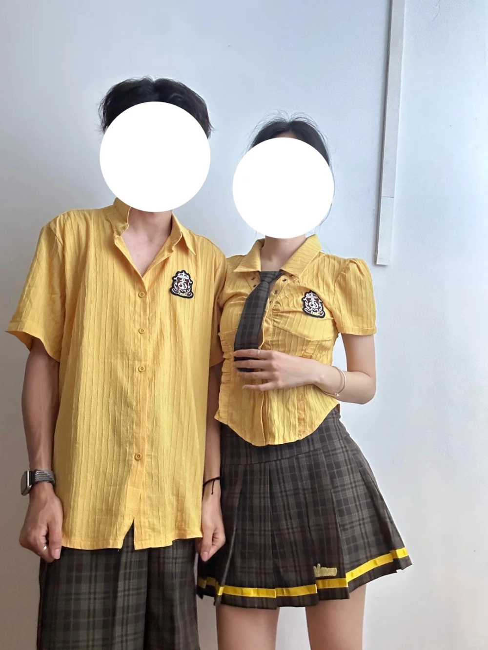 Set váy áo màu vàng cho cặp đôi đi du lịch biển