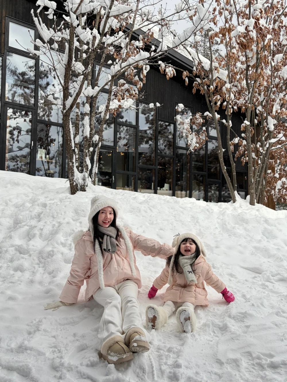 Set đồ đôi mẹ và bé gái đi chơi tết năng động với quần yếm