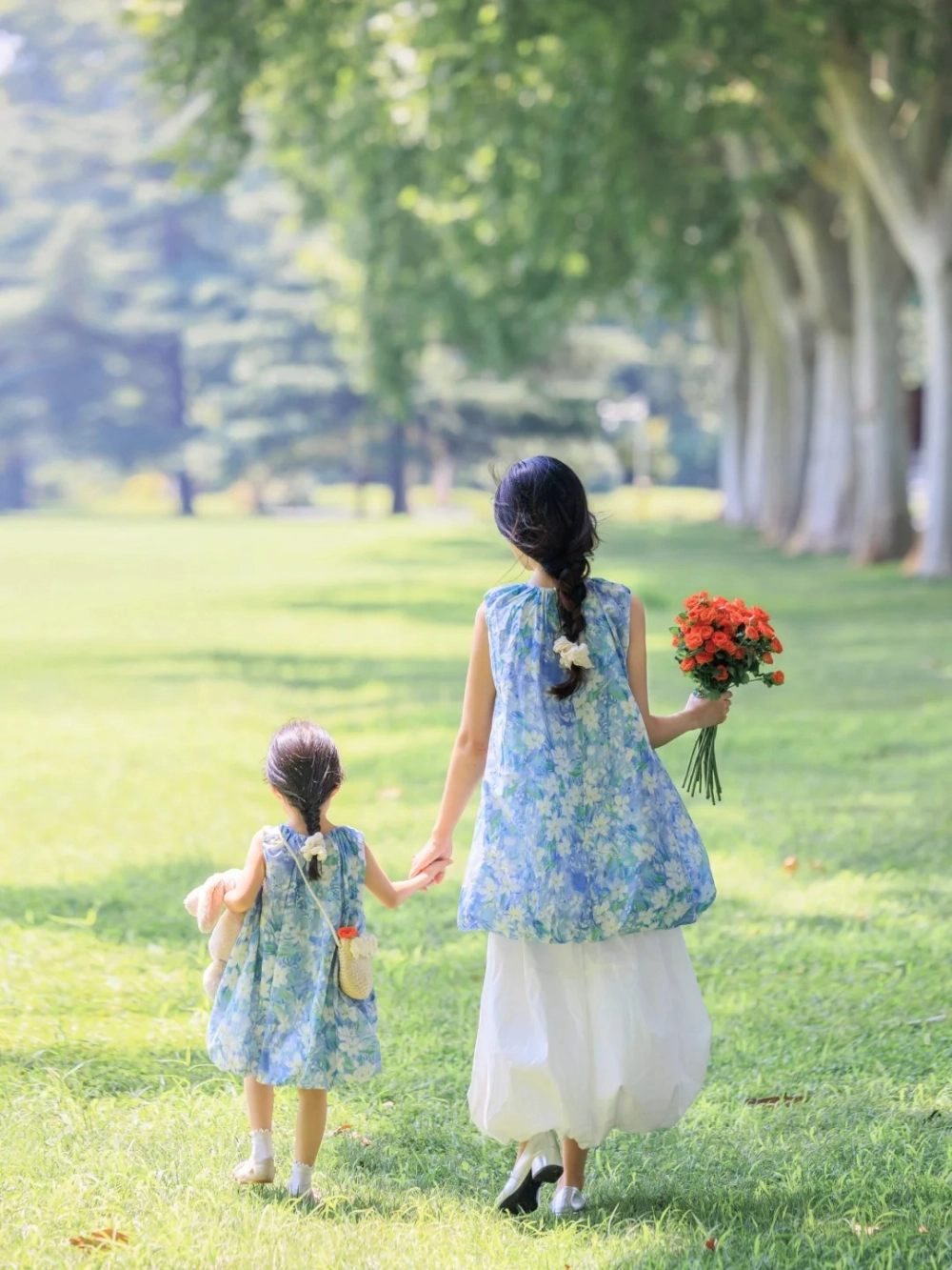 Áo dài đôi mẹ và bé gái họa tiết hoa nhí truyền thống