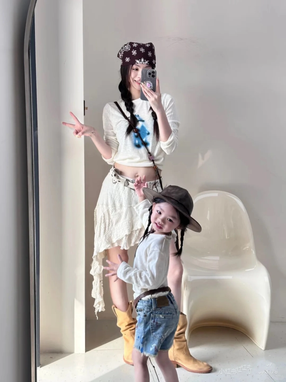 Đồ đôi mẹ và bé đi đà lạt với áo len họa tiết thổ cẩm