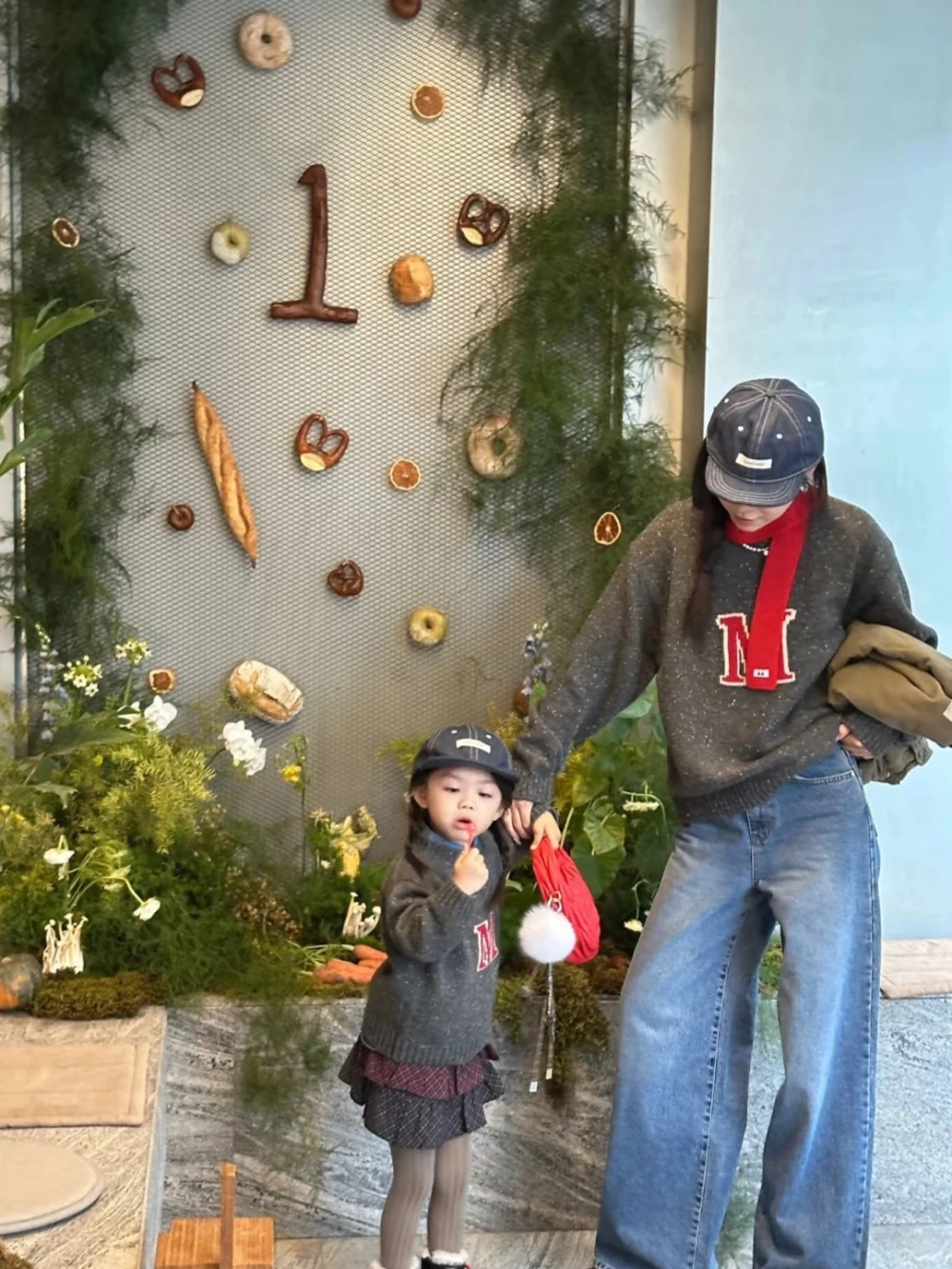 Đồ đôi mẹ và bé phối cùng giày búp bê đồng điệu