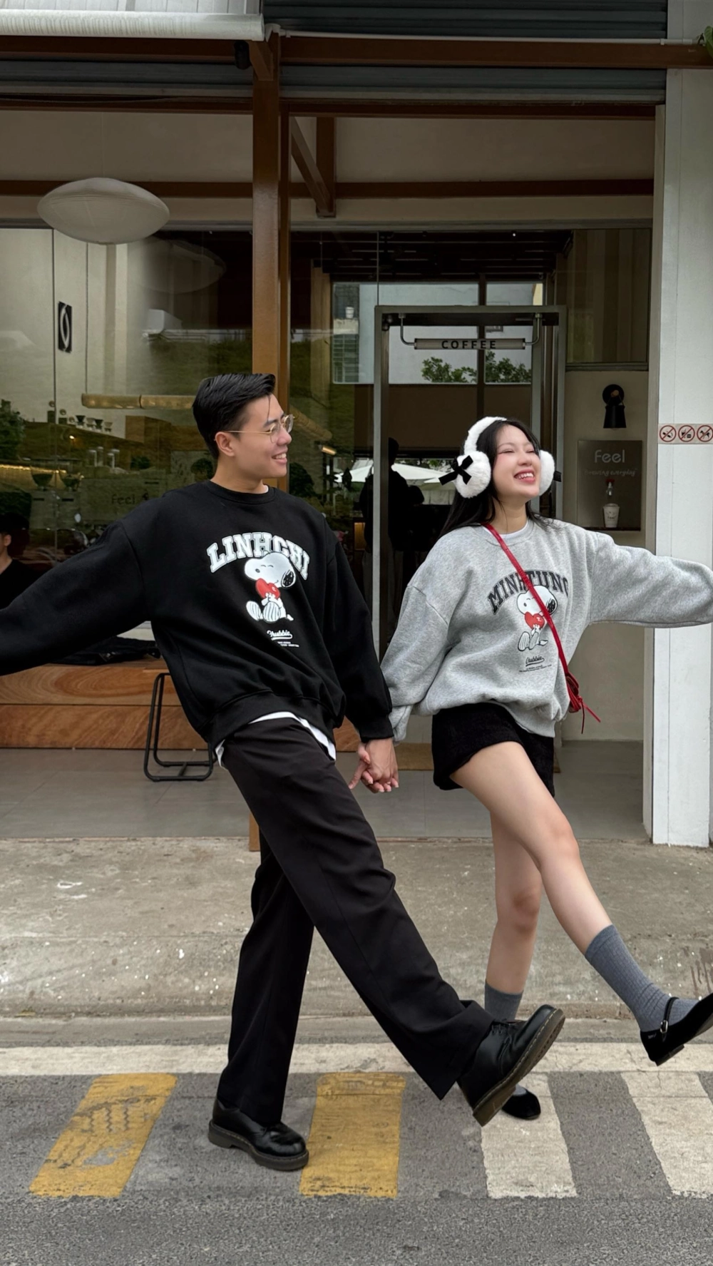 Áo sweater đôi họa tiết kẻ ngang cá tính