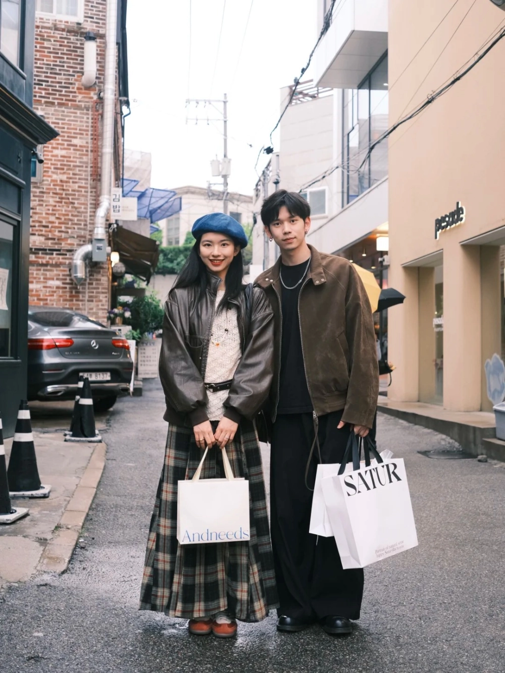 Đồ đôi vintage màu đỏ gạch nổi bật cho cặp đôi