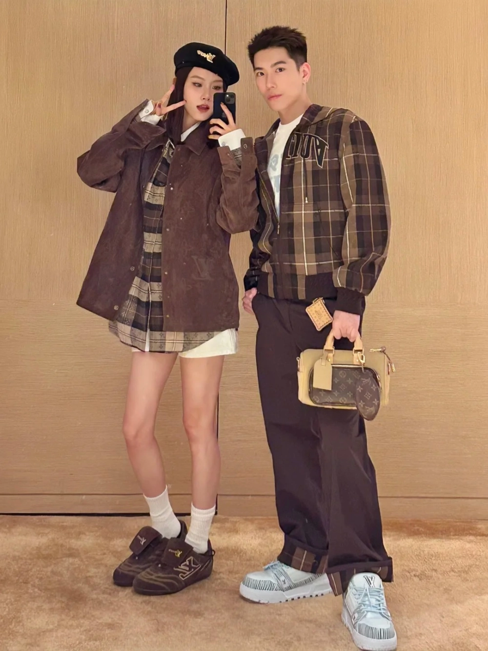 Trang phục đôi phong cách vintage với họa tiết kẻ caro