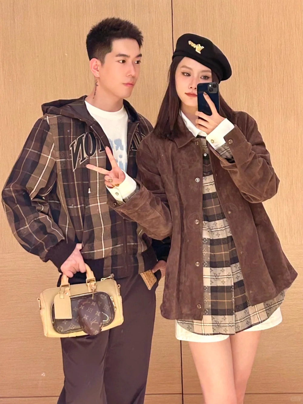 Cách phối đồ đôi vintage màu xanh rêu cổ điển