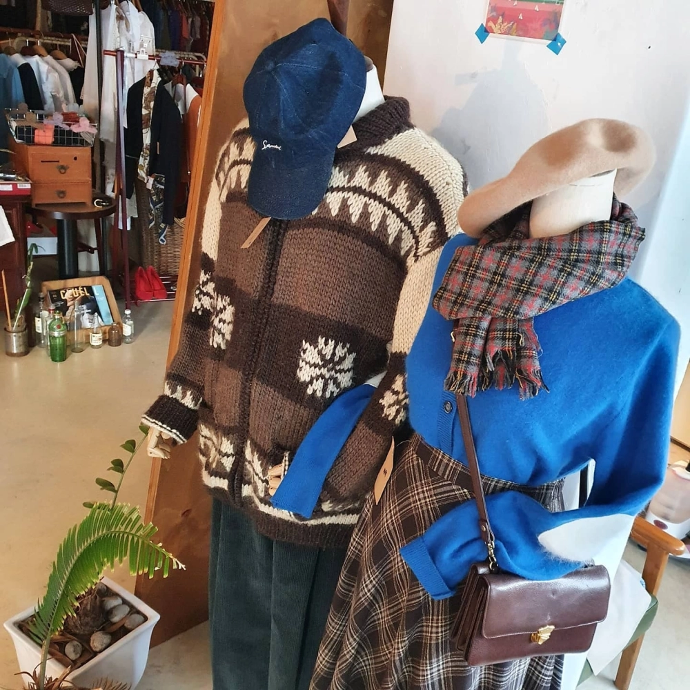 Cặp đôi phối đồ đôi phong cách vintage với tông màu nâu trầm ấm áp