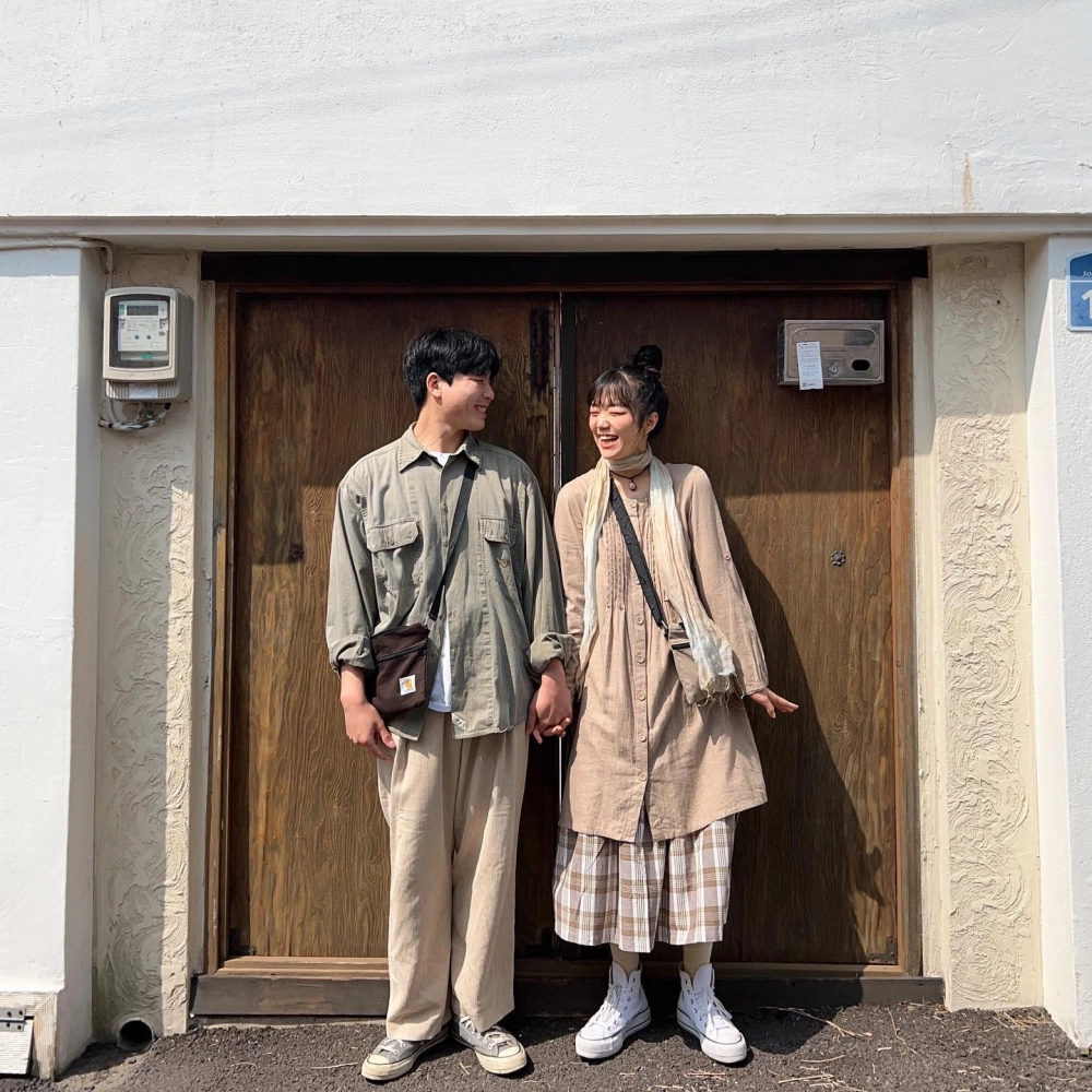 Phối đồ đôi vintage dạo phố xuân rạng rỡ niềm vui