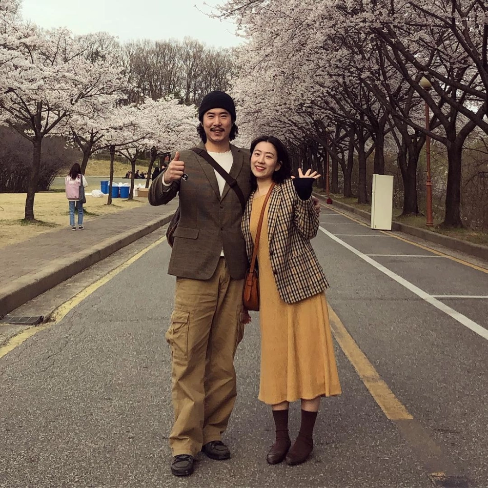 Đồ đôi vintage màu nâu be thanh lịch cho buổi hẹn hò